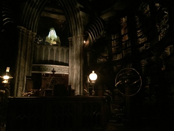wizarding-world-of-harry-potter-headmasters-office-5