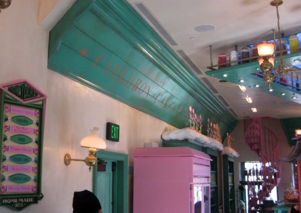 wizarding-world-of-harry-potter-honeydukes-5