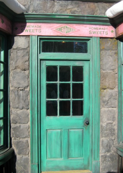 wizarding-world-of-harry-potter-honeydukes-7