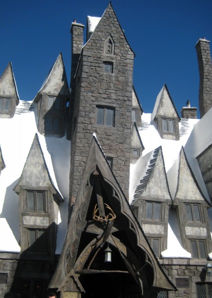 wizarding-world-of-harry-potter-three-broomsticks-10