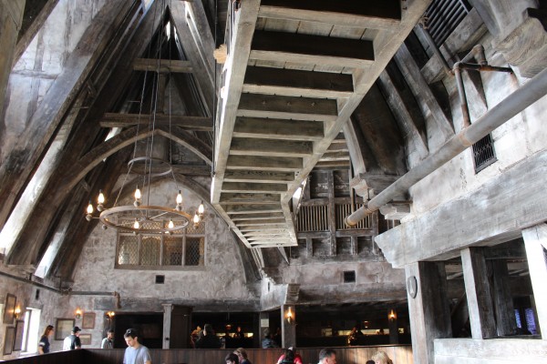 wizarding-world-of-harry-potter-three-broomsticks-10