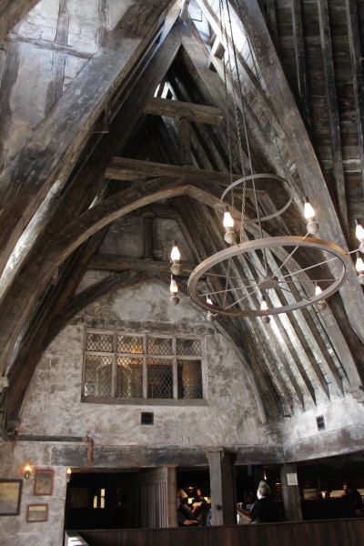 wizarding-world-of-harry-potter-three-broomsticks-13