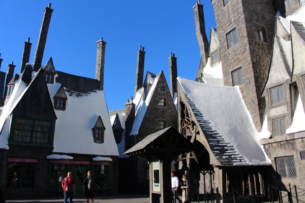 wizarding-world-of-harry-potter-three-broomsticks-18