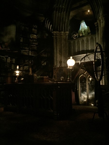 wizarding-world-of-harry-potter-headmasters-office-4