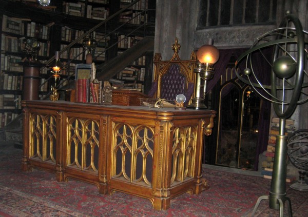 wizarding-world-of-harry-potter-headmasters-office