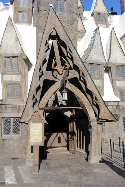 wizarding-world-of-harry-potter-three-broomsticks-17